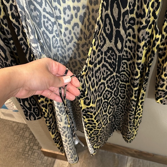 Bcbgmaxazria wrap leopard dress size xs good use! - Picture 7 of 10